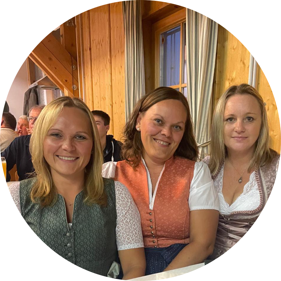 Ein Foto von drei Frauen in Tracht