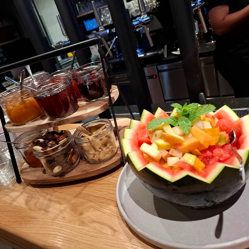 Gedeckter Tisch vom Frühstücksbuffet