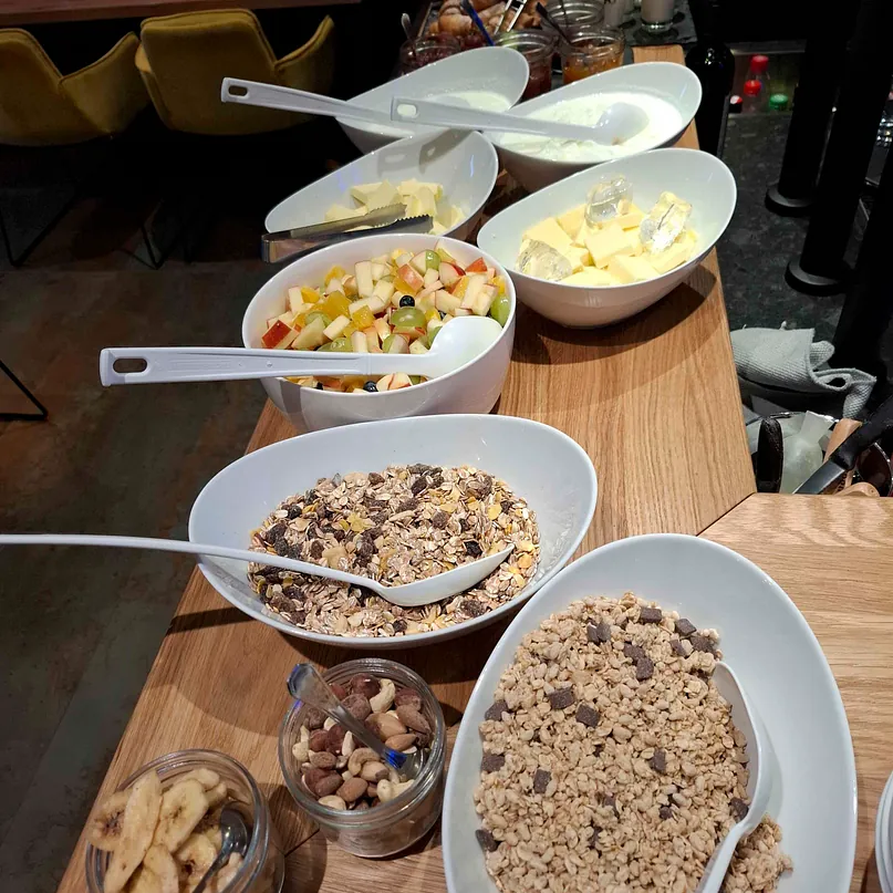 Gedeckter Tisch vom Frühstücksbuffet