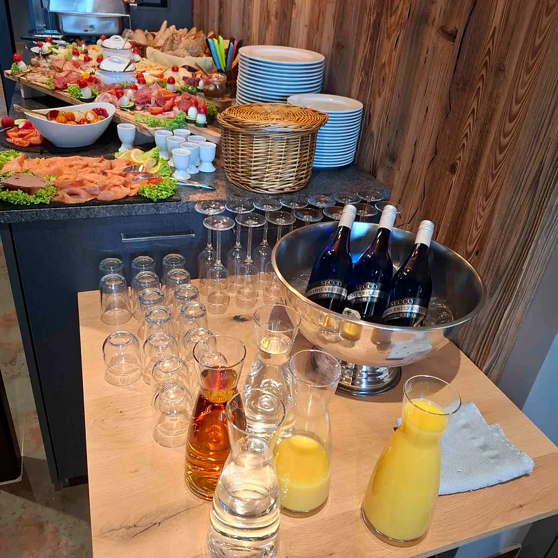 Gedeckter Tisch vom Frühstücksbuffet