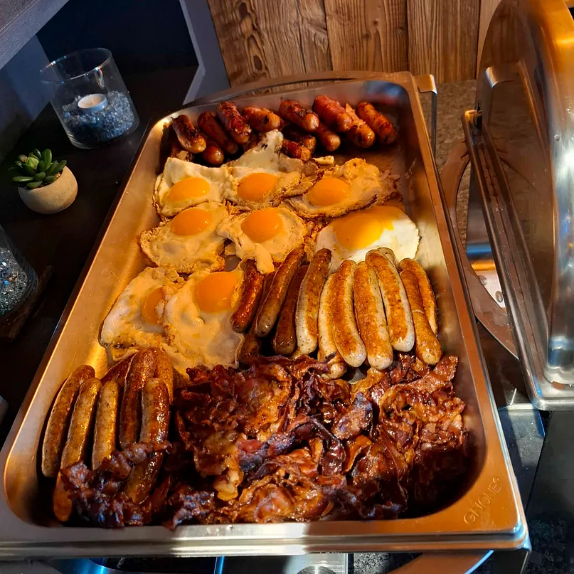 Gedeckter Tisch vom Frühstücksbuffet