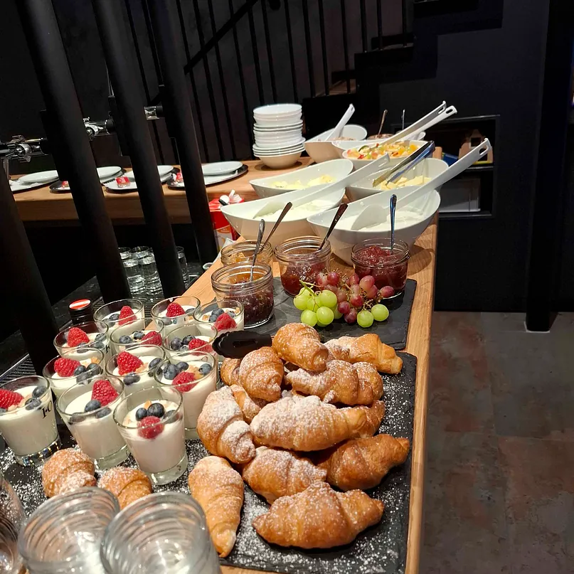Gedeckter Tisch vom Frühstücksbuffet