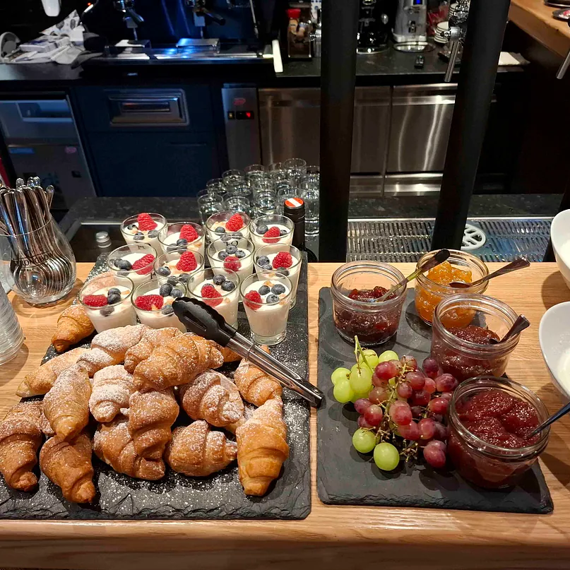 Gedeckter Tisch vom Frühstücksbuffet